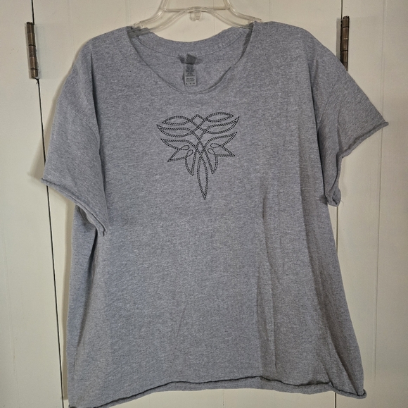 Gildan Tops - Gildan T Shirt